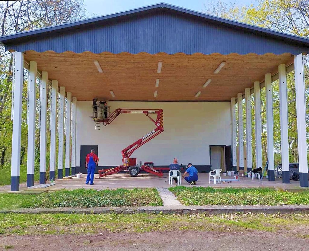 Die Arbeiten an der Festbühne in Beesenlaublingen gehen weiter.