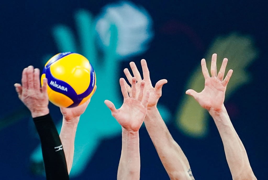 Spieler kämpfen am Netz um den Ball.