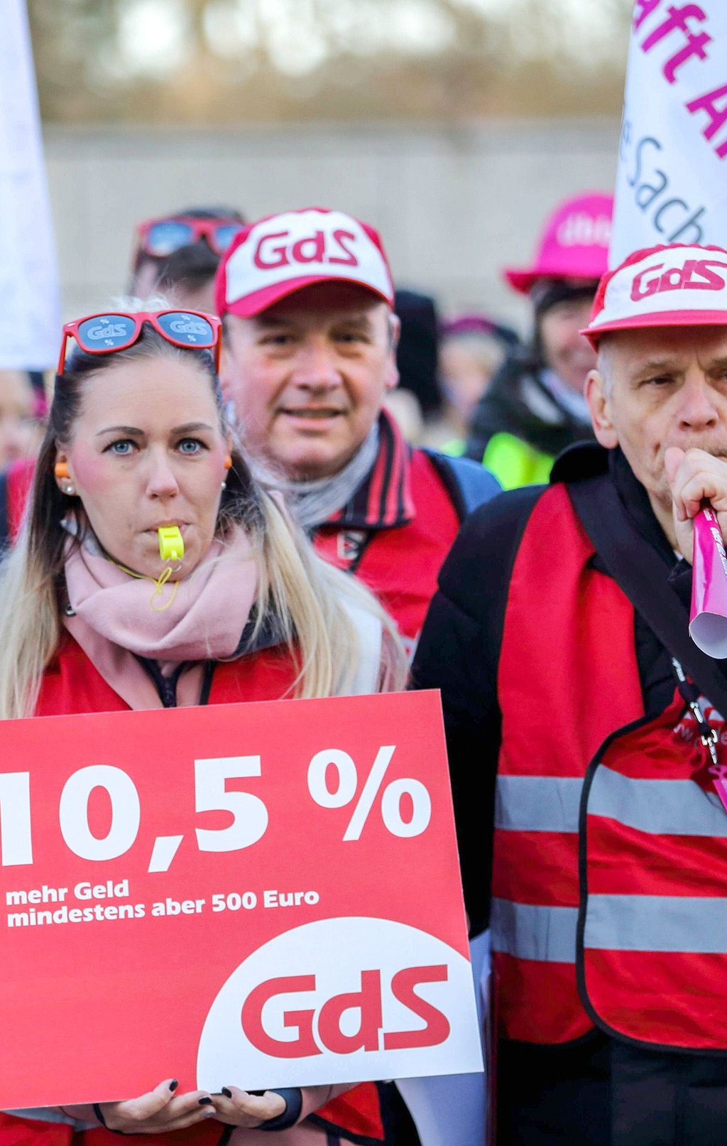Symbolfoto - Demonstranten der Gewerkschaft der Sozialversicherung GdS während einer Kundgebung zu Beginn der dritten Runde der Tarifverhandlungen für den öffentlichen Dienst von Bund und Kommunen am Kongresshotel in Potsdam