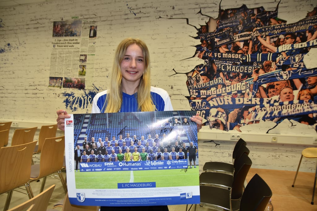 Auch ein Mannschaftsposter mit Unterschriften konnten die Schüler vom FCM-Besuch in Magdeburg mit nach Hause nehmen.