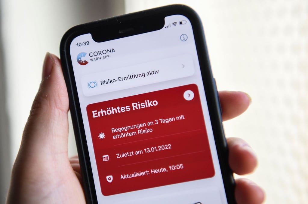 Ab Mai können Nutzerinnen und Nutzer nach einem positiven Testergebnis über die Corona-Warn-App keine Warnungen mehr an andere Anwender verschicken.