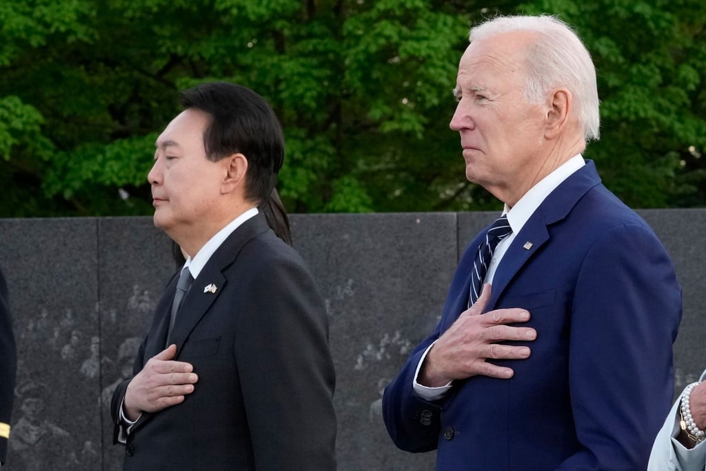US-Präsident Joe Biden (r.) und der südkoreanische Präsident Yoon Suk Yeol halten nach einer Kranzniederlegung inne, als sie das Korean War Veterans Memorial in Washington besuchen.