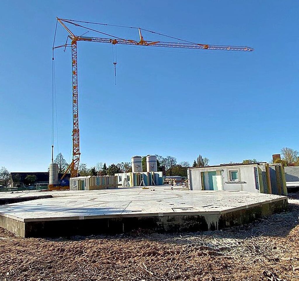 Die Bodenplatte für die Wabe in der Gartenstraße ist montiert. Humanas errichtet einen Seniorenwohnpark.