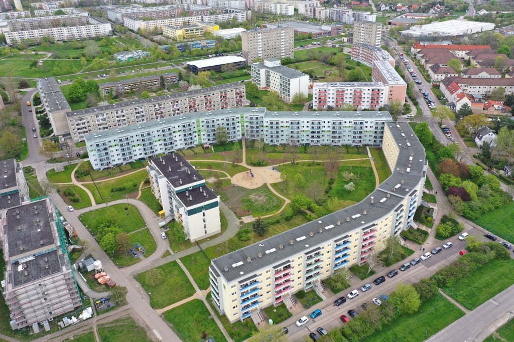 Ein Großteil ist geschafft: Am HWG-Grün sind die zu Halles größtem Vermieter gehörenden Häuser zu erkennen. Am Block Kreuzerstraße 10 und 11 (links) wird noch bis zum Herbst gearbeitet.