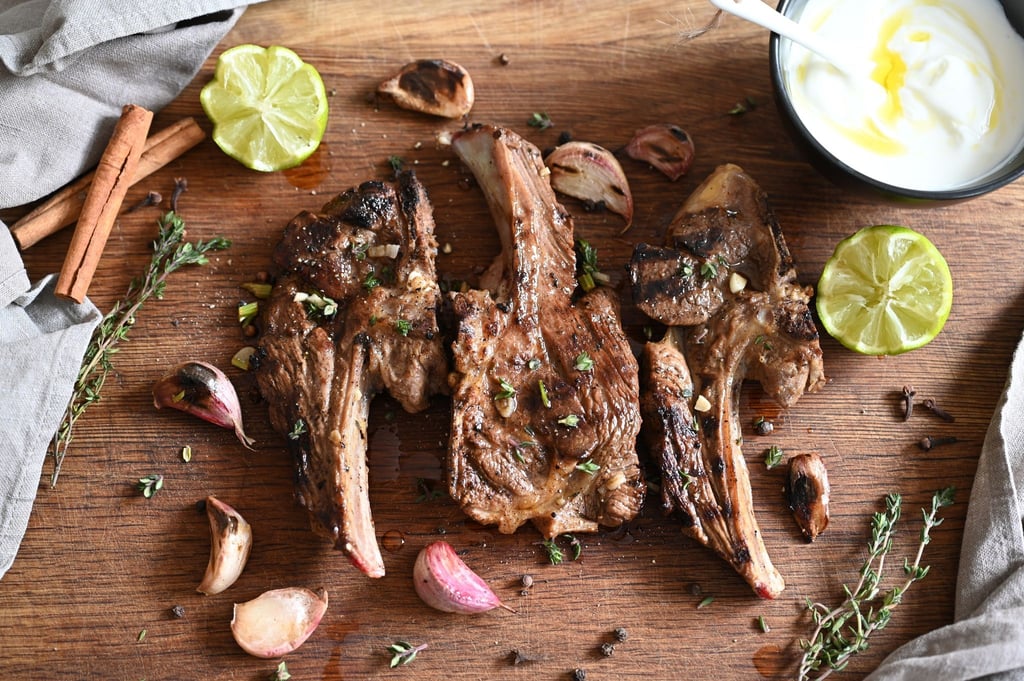 Limettensaft und ein Joghurt-Dip geben den letzten Schliff: Diese marinierten Lammkoteletts könnten Ihr Auftakt für die Grillsaison sein.