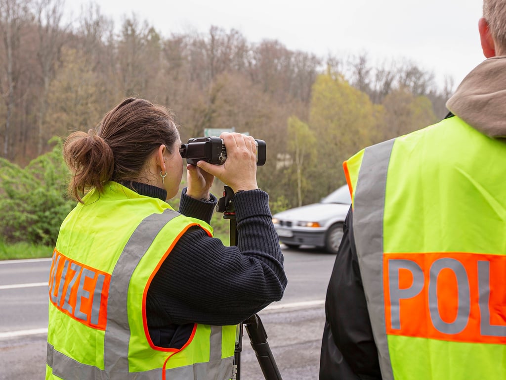 Bei einer Geschwindigkeitskontrolle in Burg bei Magdeburg ist von der Polizei ein Raser erfasst worden, der die Höchstgeschwindigkeit mit über 30 Stundenkilometern zu schnell unterwegs war.