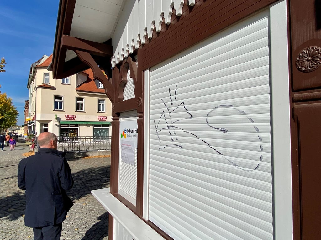 Unbekannte haben die Gastrichbude auf dem Karlsplatz in Bernburg beschmiert.