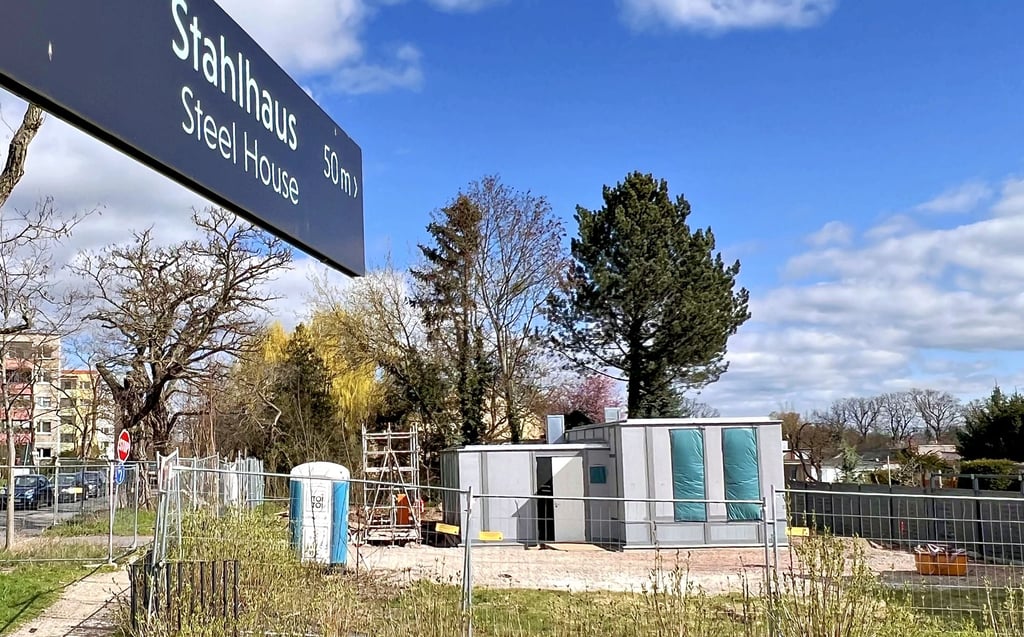 Die Rüstung ist gefallen, das Stahlhaus ist wieder zum Vorschein gekommen. Doch die Sanierung des Bauhaus-Experimentalbaus in der Dessauer Südstraße ist noch längst nicht abgeschlossen, sondern wird noch einige Wochen dauern.