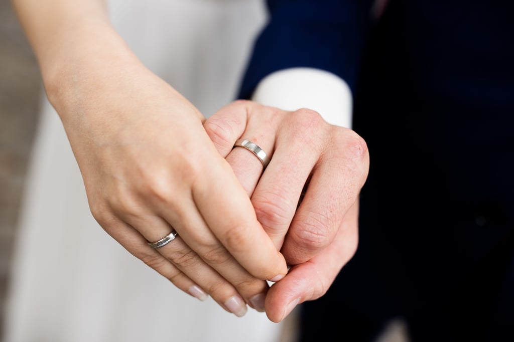 Ein frisch vermähltes Brautpaar zeigt nach der Eheschließung im Rathaus die Eheringe. In Magdeburg ist der Sonnabend ein begehrter Tag zum Heiraten.