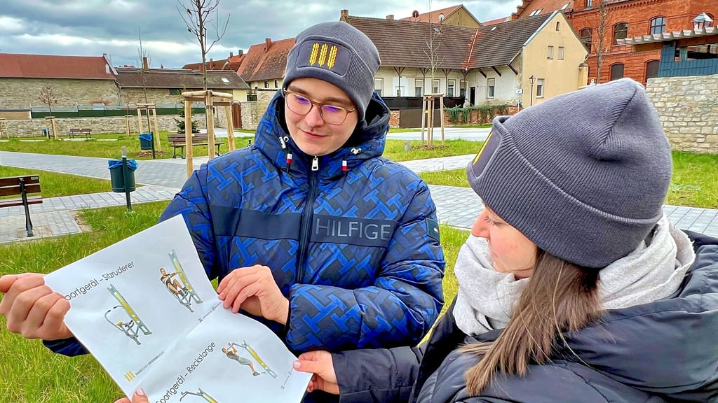 Tim Sommer und Lea Wartermann wollen Sportgeräte auf dem Neumarkt in Alsleben aufstellen.
