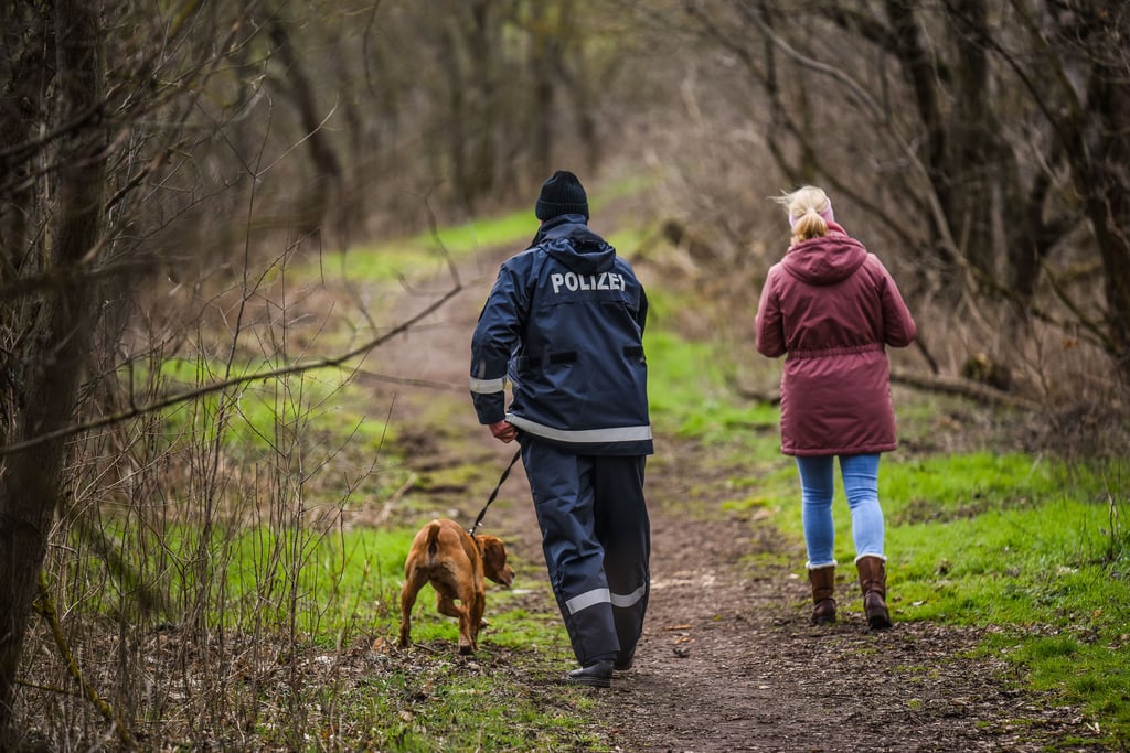 Nach dem Vermissten wird mit Spürhunden gesucht.