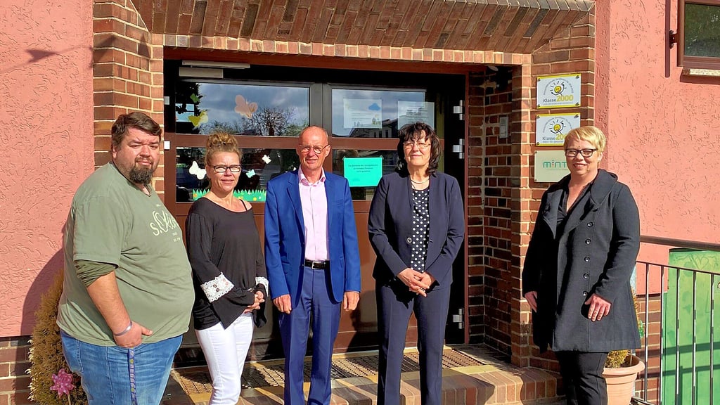 Besuch an der Gerwischer Grundschule: Hortleiter Marco Binder (v.l.), Schulleiterin Birka Heinsdorf, Thomas Thunemann vom Landesschulamt, Bildungsministerin Eva Feußner (CDU) und die Vorsitzende der CDU Biederitz-Gerwisch, Ina Möbius.