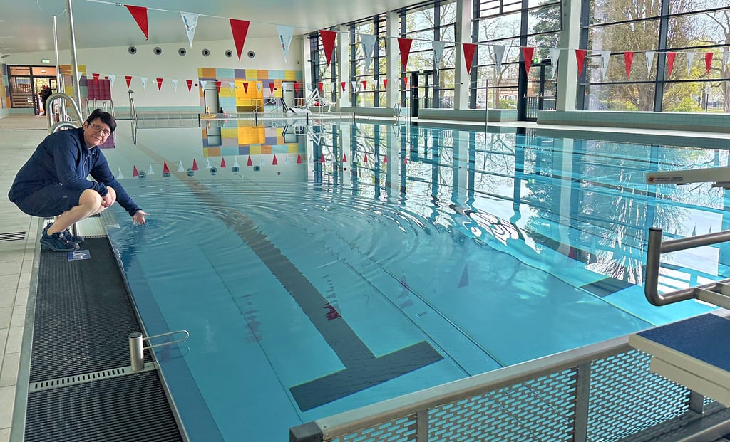 Eine freundlich gestaltete Halle lädt künftig in Burg zum Schwimmen ein. Auch Katrin Pretzlaff freut sich auf die ersten Gäste, die am Freitagnachmittag erwartet werden.
