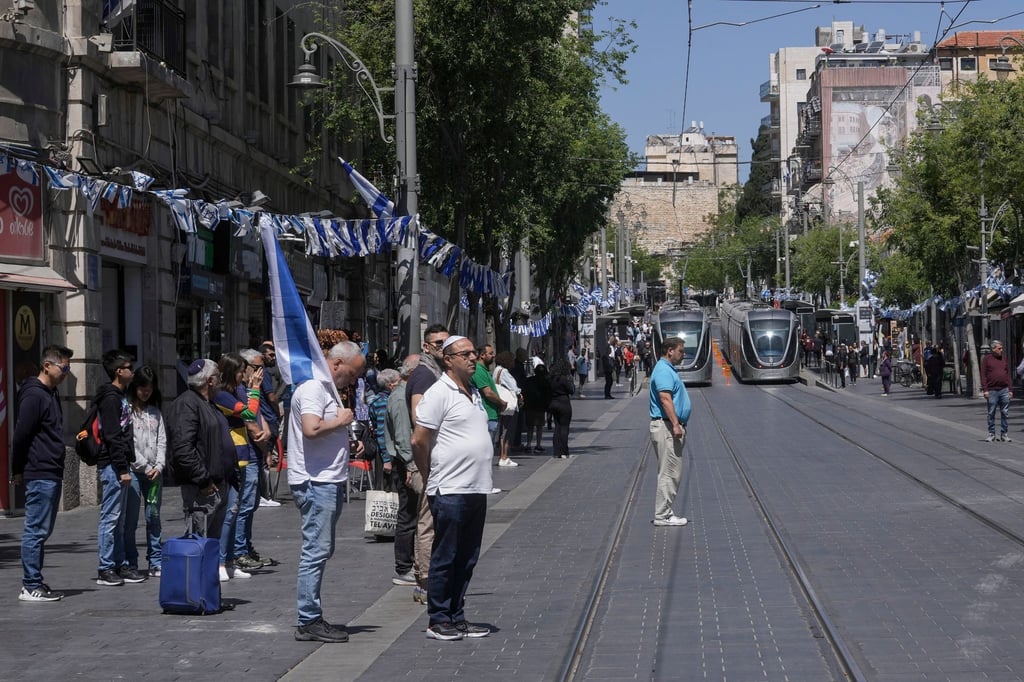 Israelis stehen still und halten zwei Schweigeminuten ein, während die Sirenen zum jährlichen israelischen Gedenktag für gefallene Soldaten ertönen.