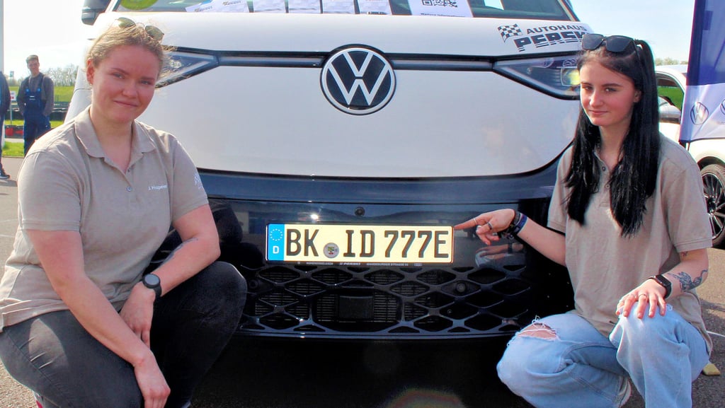 Für Johanna Hinzpeter (links) und Miriam Arendt sind Autos eine Leidenschaft, vor allem im Beruf. Sie lassen sich nicht ganz mädchentypisch zur Kraftfahrzeugmechatronikerin ausbilden.