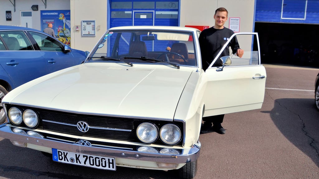 Das Autos seines Vaters Jens, ein VW K70, ist 51 Jahre alt und wurde nach einem Brandschaden komplett neu aufgebaut. Jonas hat als kleiner Steppke fleißig mitgeholfen.
