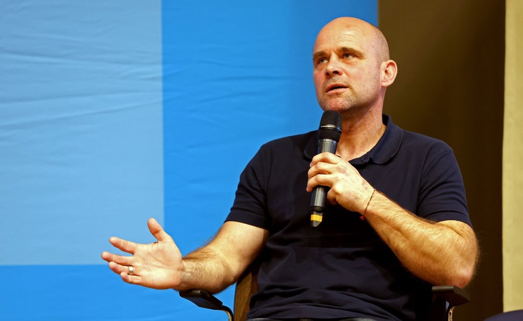 Ex-Weltklasse-Wasserspringer Jan Hempel beim Fachgespräch in Schwerin.