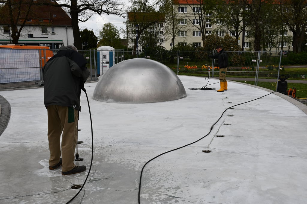 Mitarbeiter des Eigenbetriebs Stadtgarten und Friedhöfe Magdeburg reinigten am Mittwoch die Wasserspiele am Pechauer Platz. Der Brunnen soll wieder in Betrieb gehen.