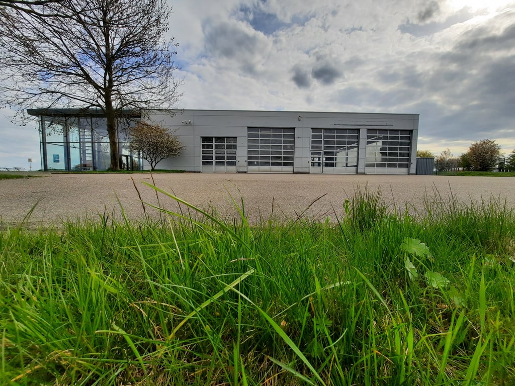 Auf dem Gelände dieses ehemaligen Autohauses im Gewerbegebiet Schönburg könnte die neue Feuerwehrtechnische Zentrale des Landkreises entstehen.