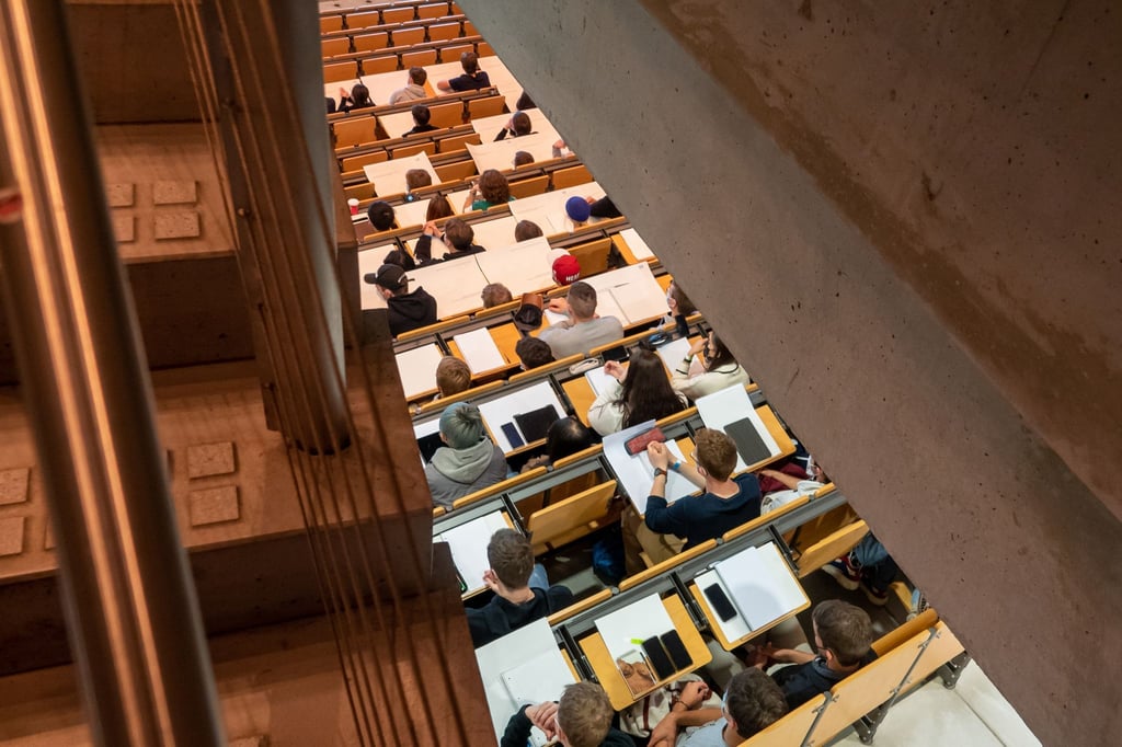 Studierende nehmen im Hörsaal an einer Vorlesung teil.