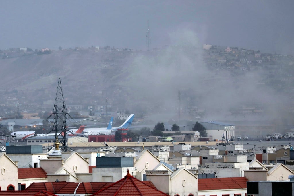 Rauch steigt am 26.08.2021 nach der tödlichen Explosion vor dem Flughafen in Afghanistans Hauptstadt Kabul auf.
