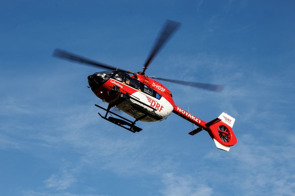 Ein Rettungshubschrauber setzt zur Landung an.