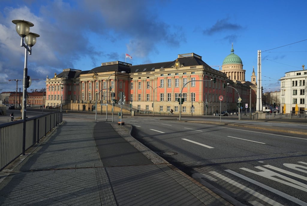 Der Landtag (l.) und dahinter die Nikolaikirche in Potsdam.