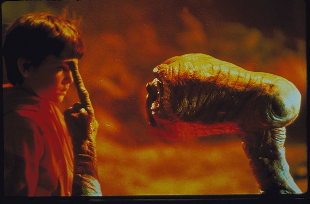 E.T. hat ungewöhnliche Fähigkeiten, die er Elliott (Henry Thomas) zeigt - eine Szene aus „E.T. - Der Außerirdische“ (undatiert). Vor 40 Jahren kam das amerikanische Sci-Fi-Märchen auf den Markt.