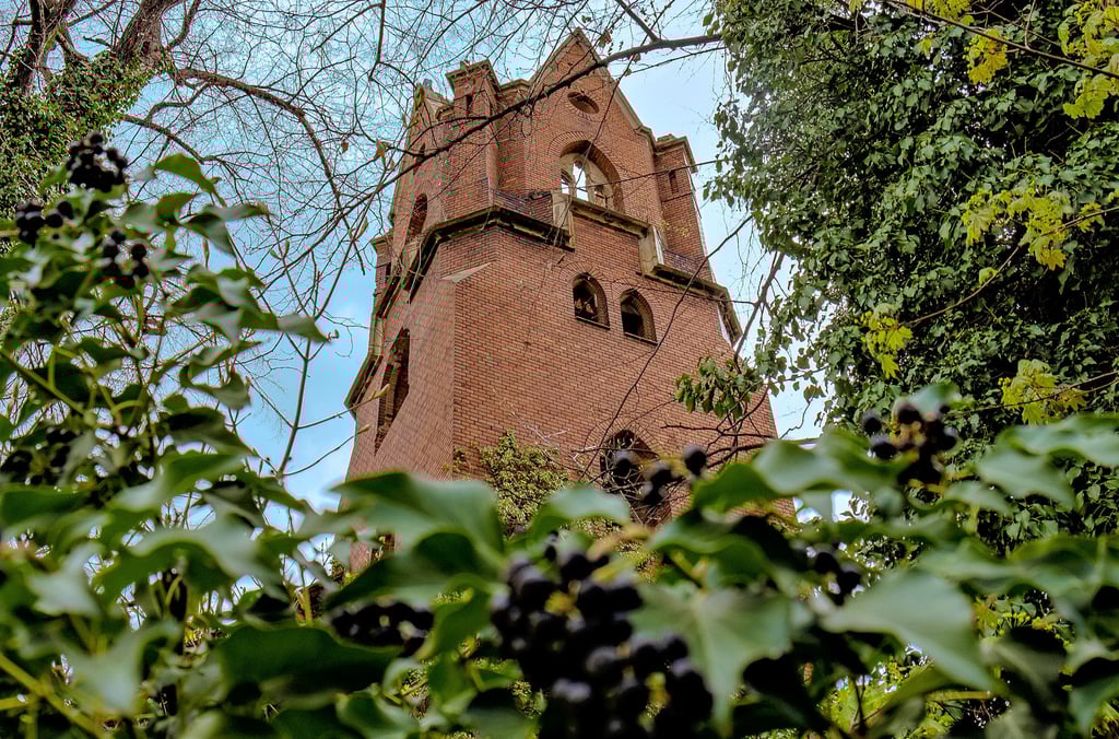 Der Turm der Nikolaikirche in Zeitz ist von der Zekiwa-Kreuzung aus gut zu sehen.