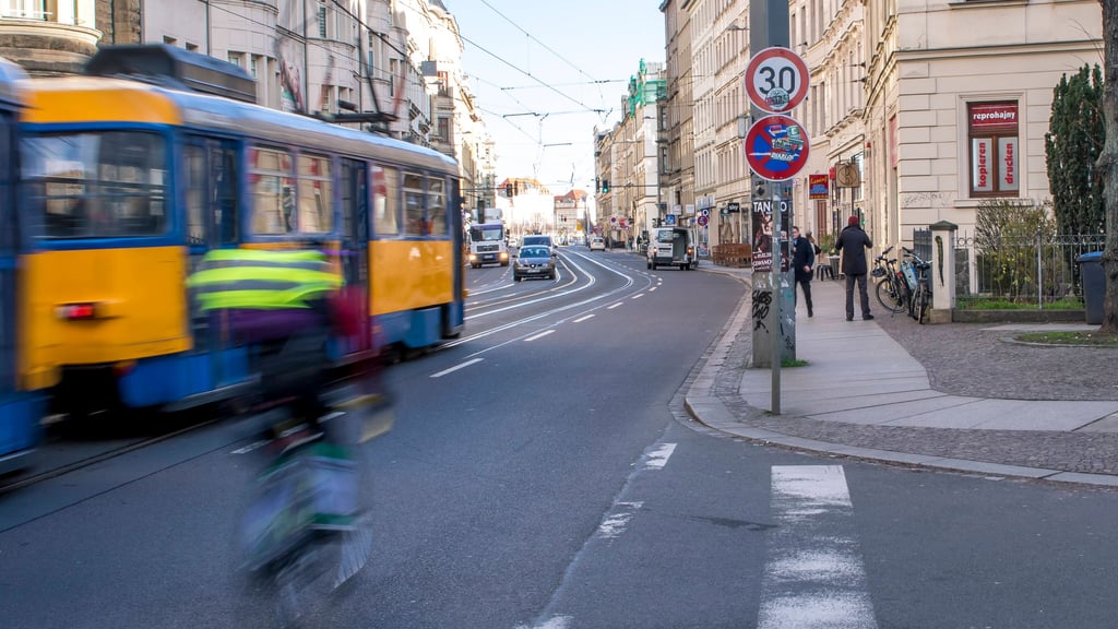 An freie Fahrt für Straßenbahnen in der Jahnallee ist an Bundesliga-Spieltagen nicht zu denken.