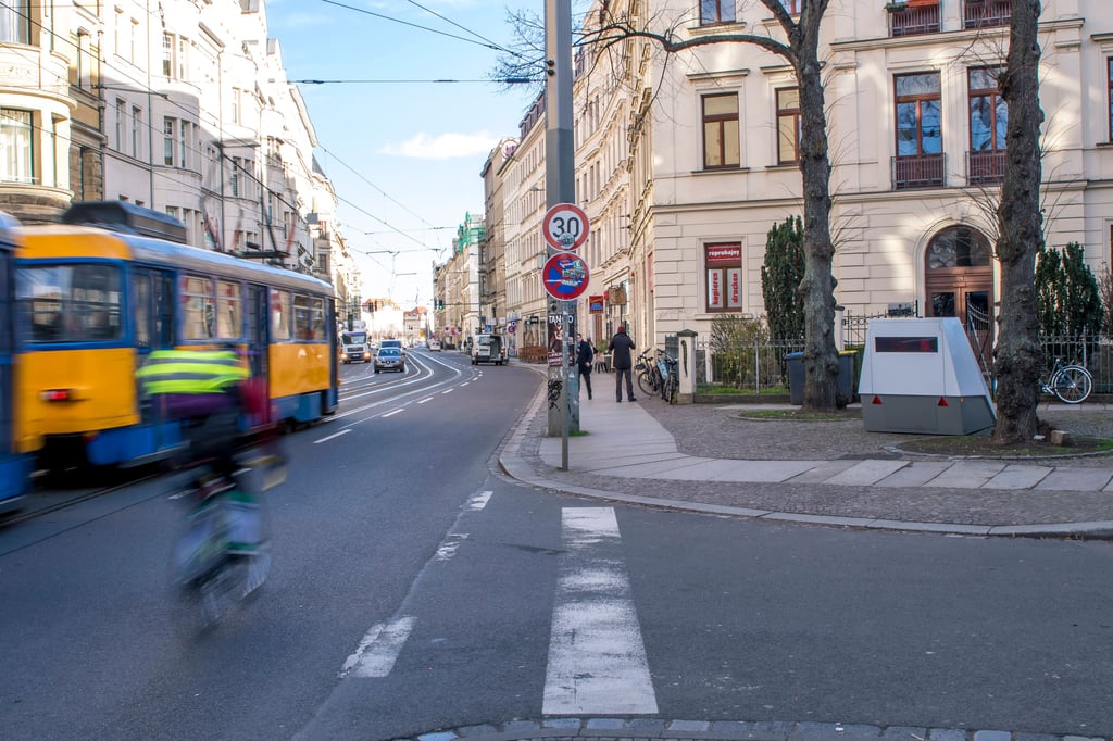 An freie Fahrt für Straßenbahnen in der Jahnallee ist an Bundesliga-Spieltagen nicht zu denken.