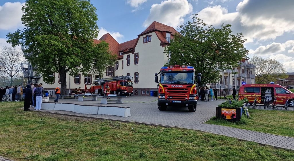 Die Feuerwehr ist an der Freien Sekundarschule im Einsatz.