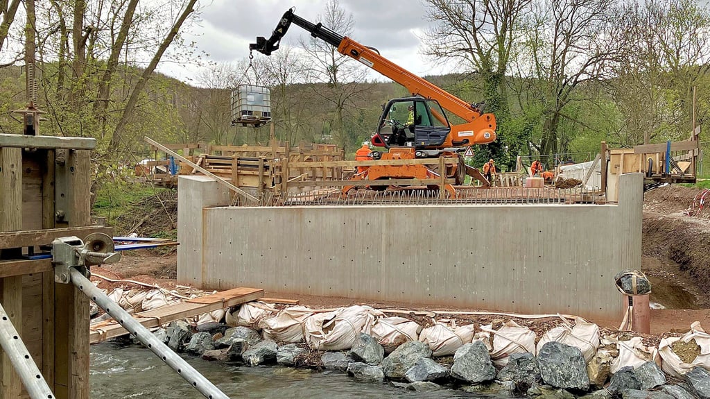Die neue Annenbrücke über die Selke in Meisdorf – hier das Widerlager auf der Pansfelder Seite – wächst.