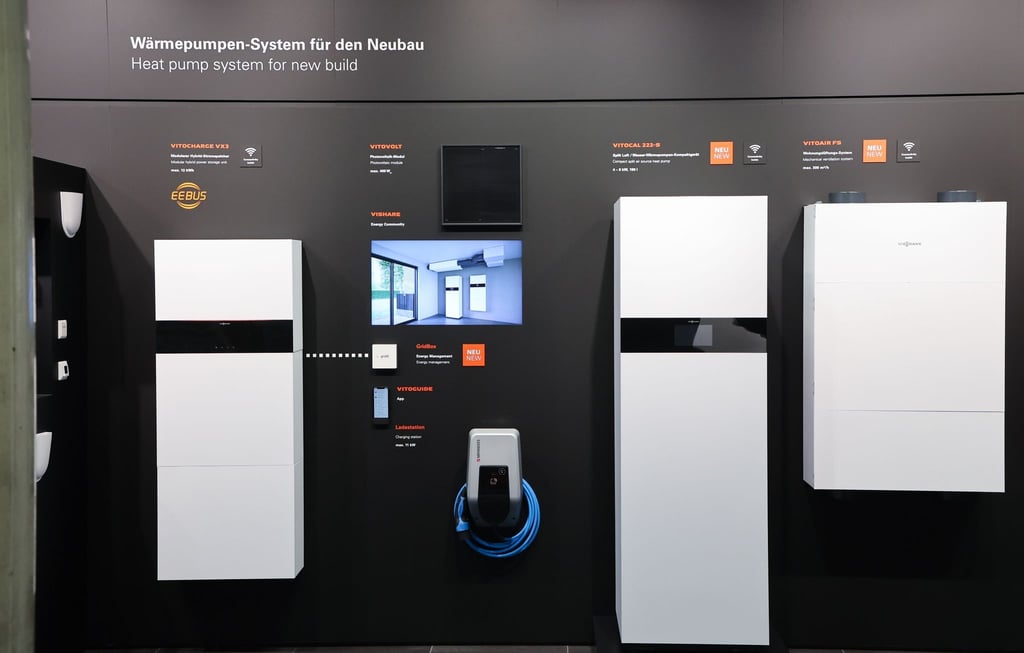 Ein Wärmepumpensystem wird im Showroom des Viessmann-Werkes gezeigt.