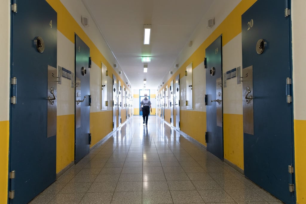 Eine Justizbeamtin geht durch einen Gefangenentrakt in der Justizvollzugsanstalt Herford. Ein 17-Jähriger, der Anfang 2023 in Ibbenbüren eine Lehrerin getötet haben soll, ist dort tot aufgefunden worden.