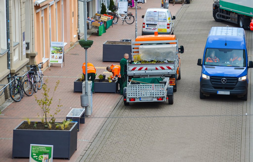 Auf der Breiten Straße wurden Blumenkübel und Bänke aufgebaut.