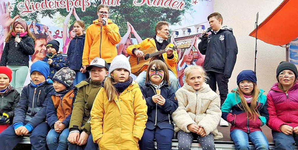 Kinder aus der Region sangen mit Roger Altenburg vom Verein „Blaue Nasen hilft“ in Bittkau für den dreijährigen, schwer krebskranken Jonas, der familiäre Wurzeln in dem Elbedorf hat.