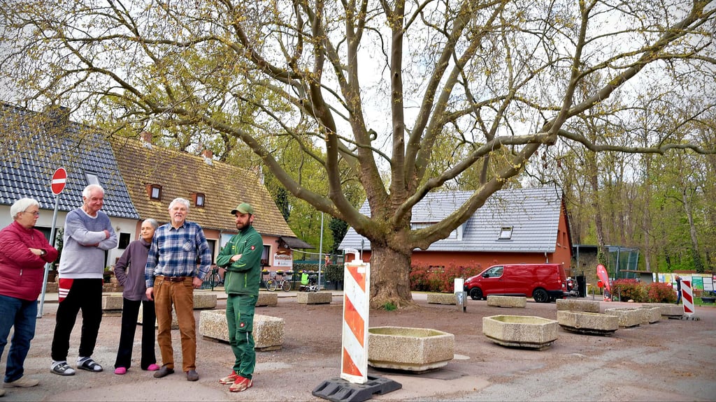 Tierparkchef Michael Engelmann (re.) sowie Anwohner befürchten eine Verschärfung der Parksituation vor den Grundstücken.