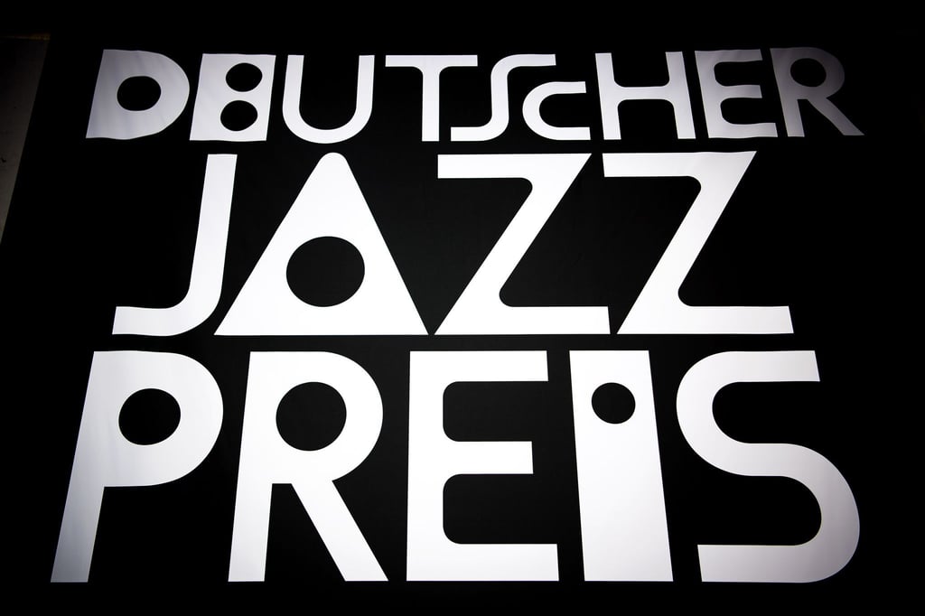 "Deutscher Jazzpreis" steht auf einem Plakat.