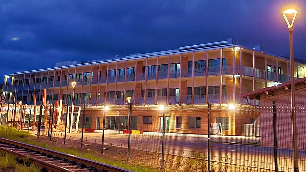 Auch nachts fast taghell - die Francke-Grundschule in Wernigerode wird von mehreren Außenscheinwerfern beleuchtet.