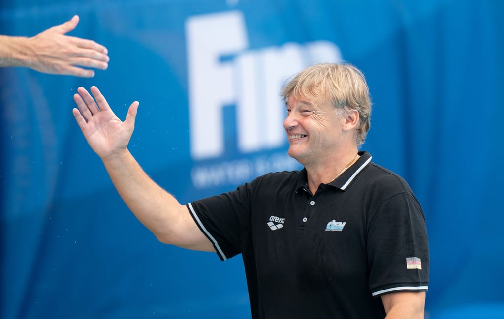 Spandau-Präsident Hagen Stamm klatscht nach dem Spiel ab.