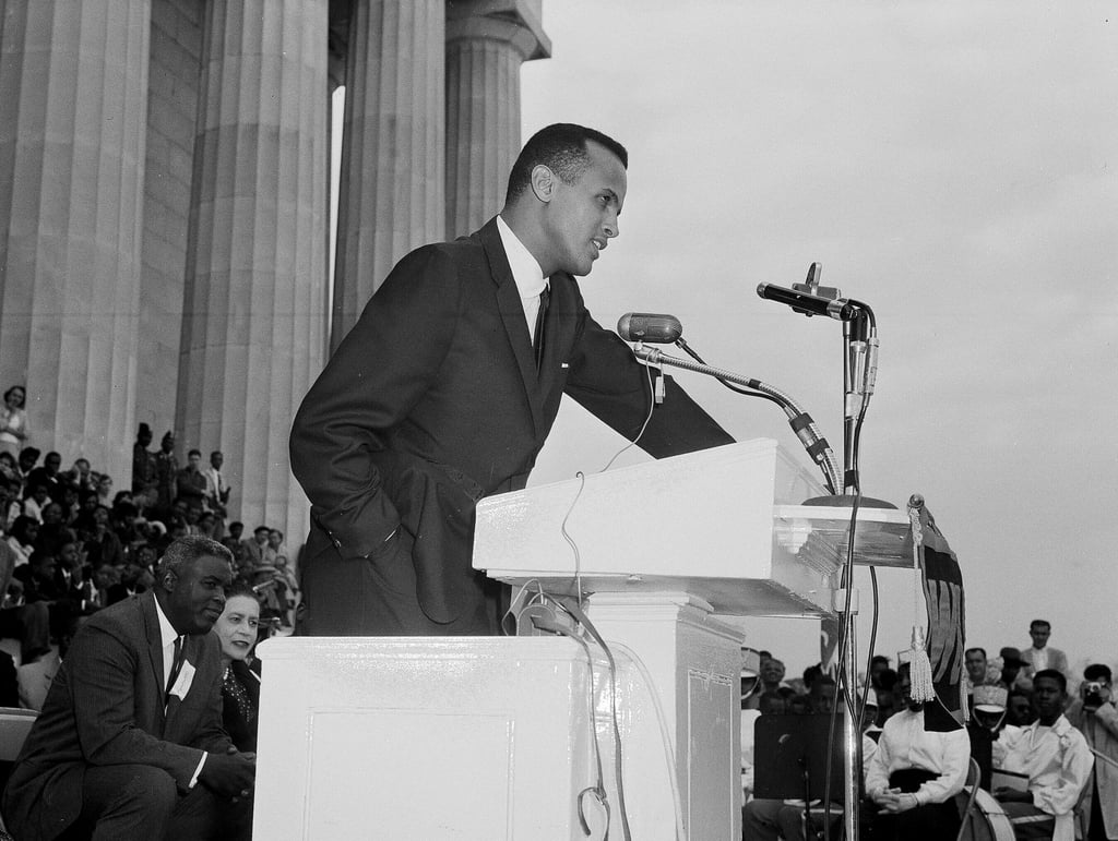 Harry Belafonte spricht am Lincoln Memorial in Washington während eines Jugendmarsches für die Integration (1958).
