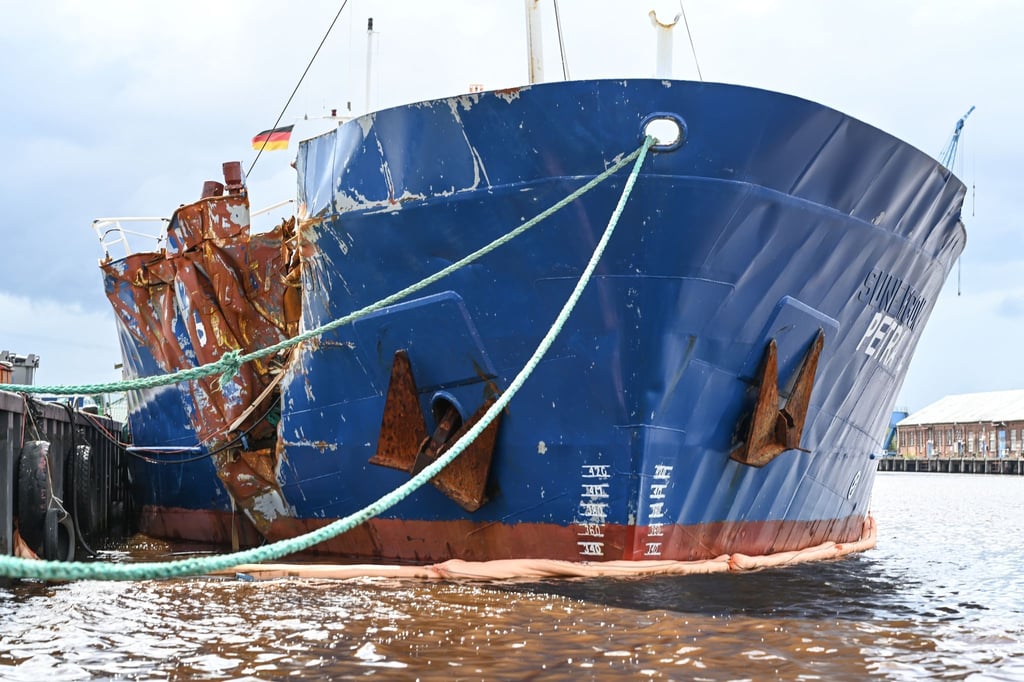 Das schwer beschädigtes Küstenmotorschiff liegt vor einer Werft in Emden.