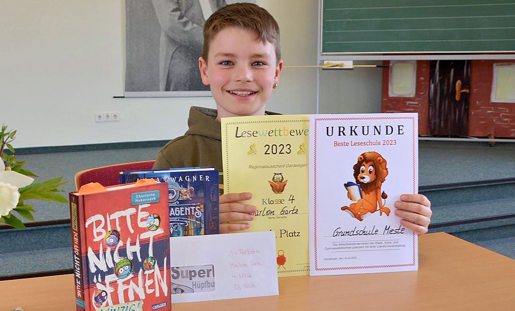 Marlon Garz siegte im Wettbewerb der Viertklässler und nahm auch die Urkunde für die beste Leseschule mit.