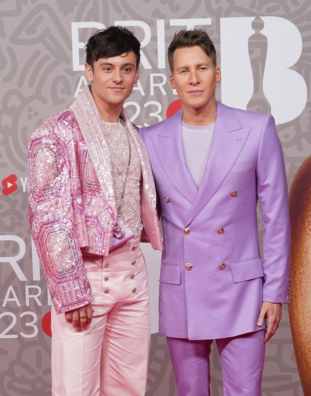 Dustin Lance Black (r) und sein Partner Tom Daley kommen zur Verleihung der Brit Awards 2023 in der O2 Arena.