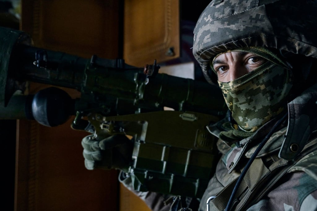 Ein ukrainischer Soldat mit einer Flugabwehrrakete vom Typ Igla in der Region Donezk.