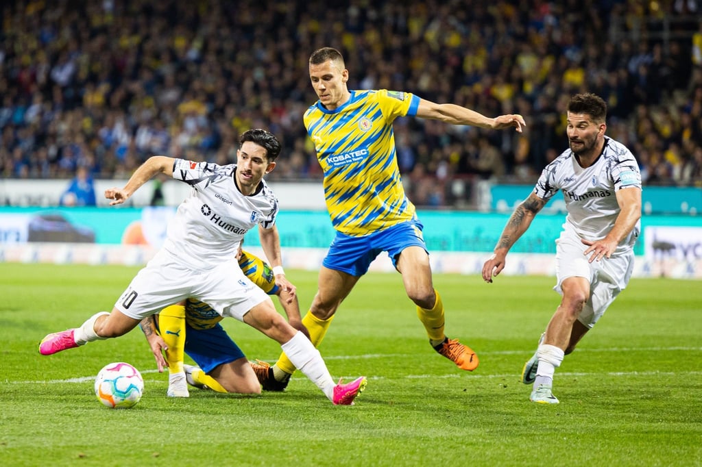 Magdeburgs Jason Ceka (l-r) in Aktion gegen Braunschweigs Filip Benkovic.