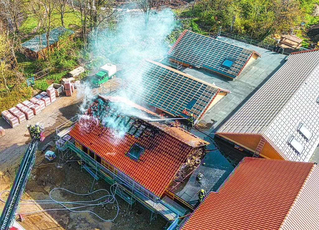 Durch den Brand wurden große Teile des Dachbereichs zerstört.