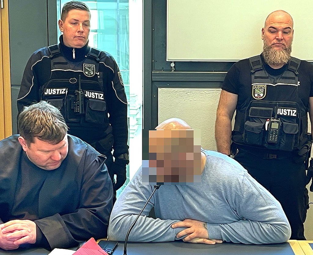 Mordprozess Wegeleben: Der Angeklagte Fabian S. im Gespräch mit seinem Verteidiger Christian Eifler.