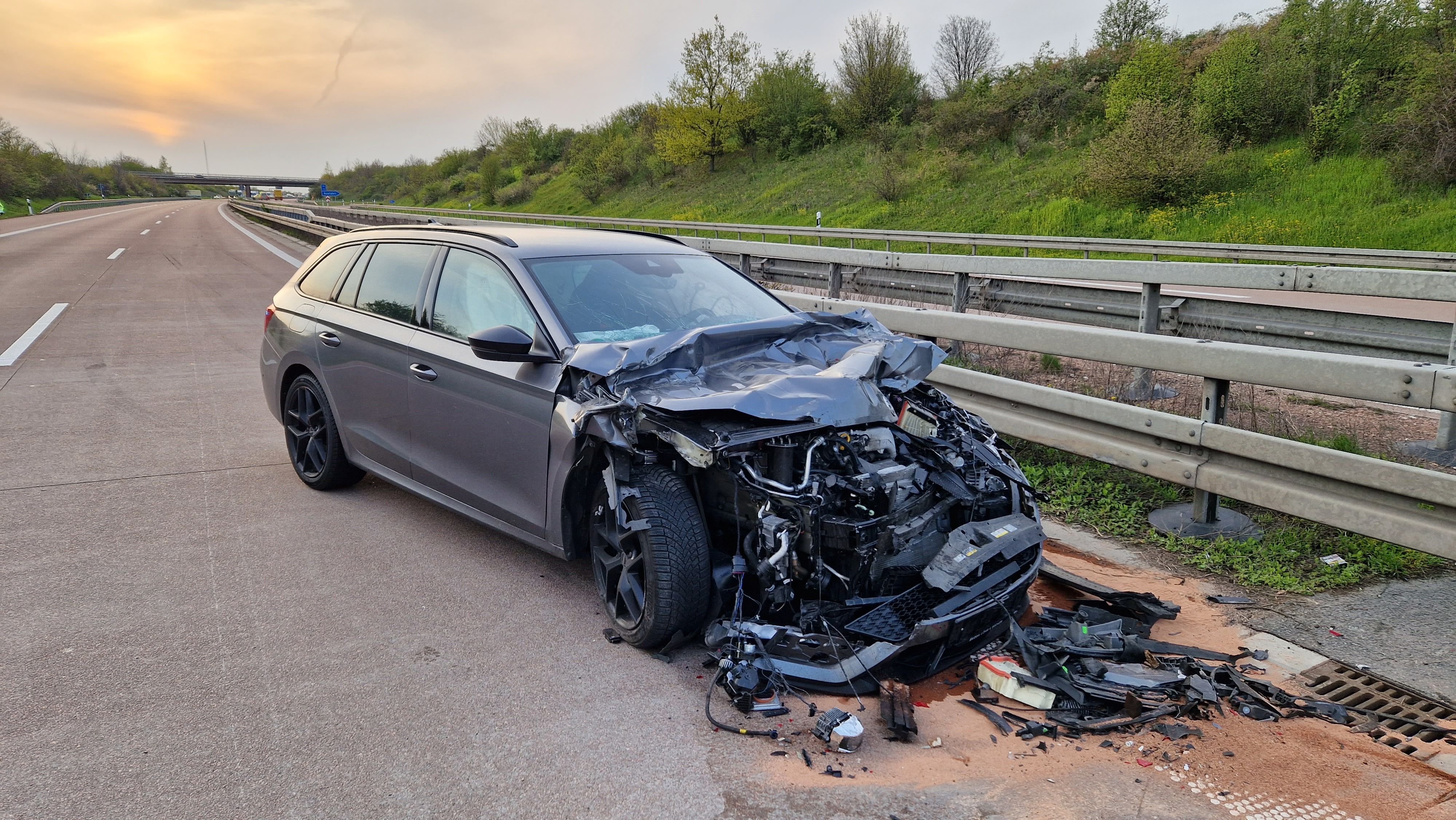 Crash Auf A14: Pkw Kracht In Lkw: Ein Schwerverletzter Bei Unfall Auf ...